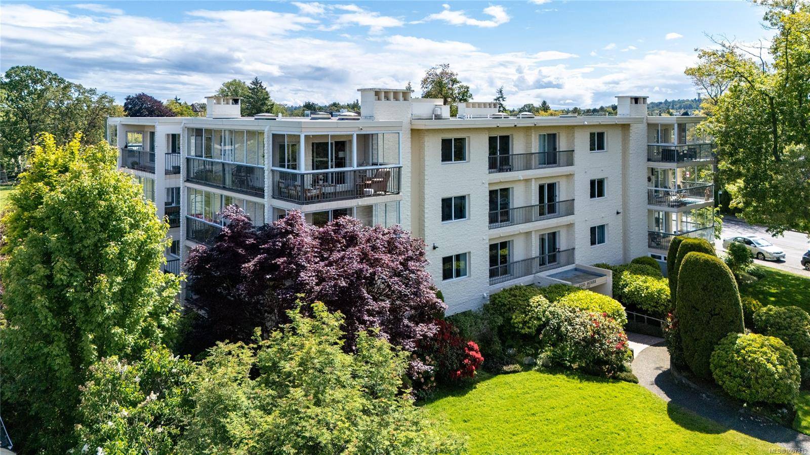 2323 Hamiota St #103, Oak Bay, BC V8R 2N1