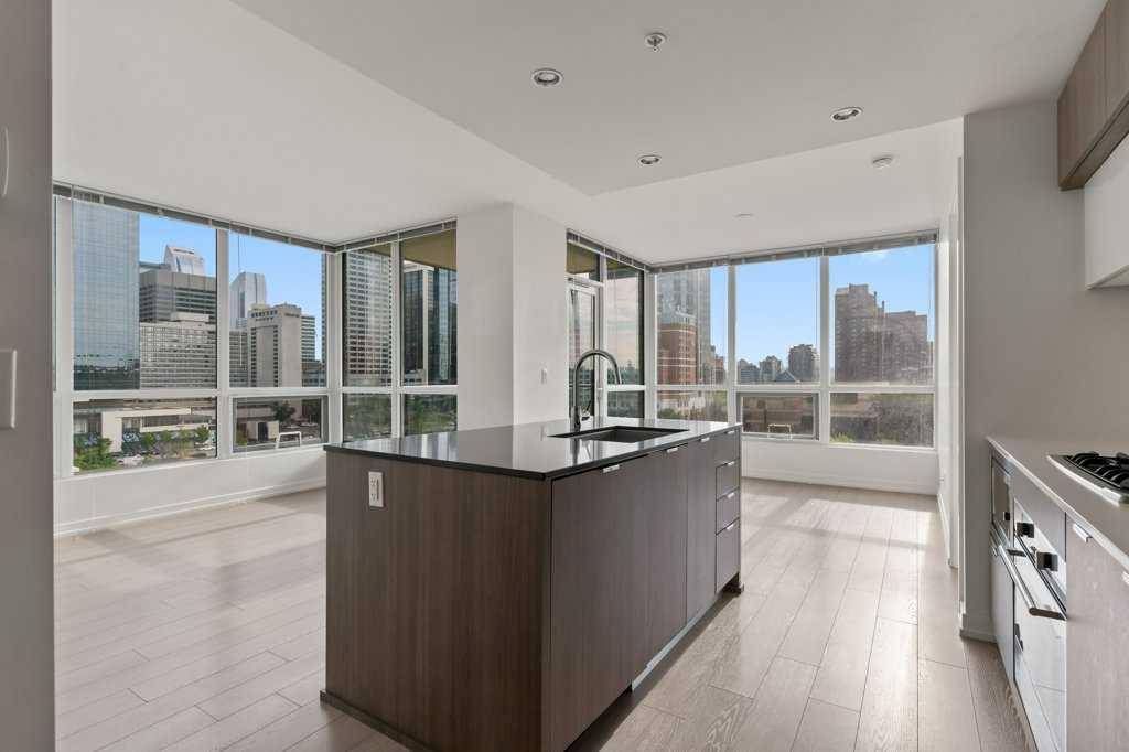 128 2 ST SW #806, Calgary, AB T2P4V9