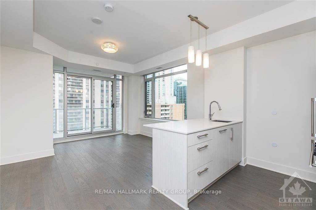 Ottawa Centre, ON K1R 0C5,255 Bay Street, Ottawa N/A #905