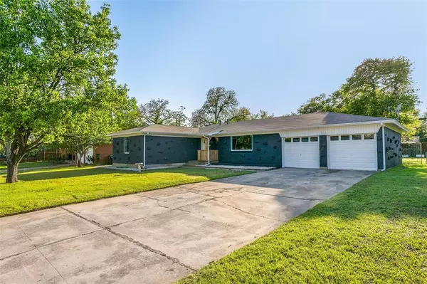 425 Ridgecrest Drive, Hurst, TX 76053