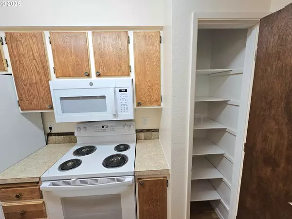 Woodburn, OR 97071,950 EVERGREEN RD #207