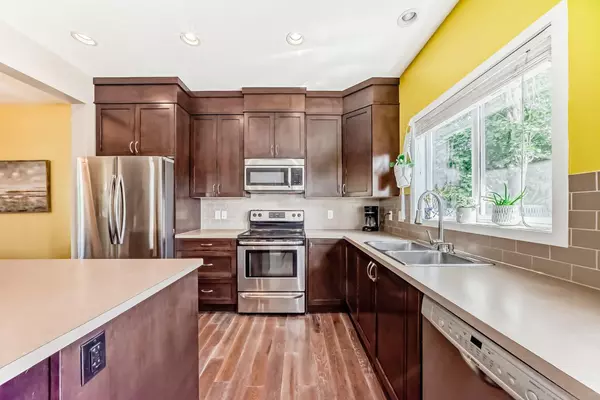 Calgary, AB T3M 0L8,401 Cranberry CIR SE