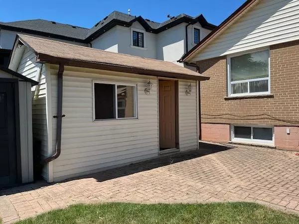 Mississauga, ON L5M 1W4,17 Maldaver AVE