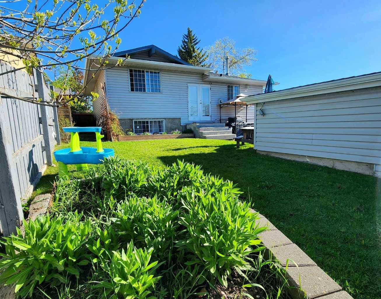 Calgary, AB T1Y1T9,5023 Whitehorn DR NE