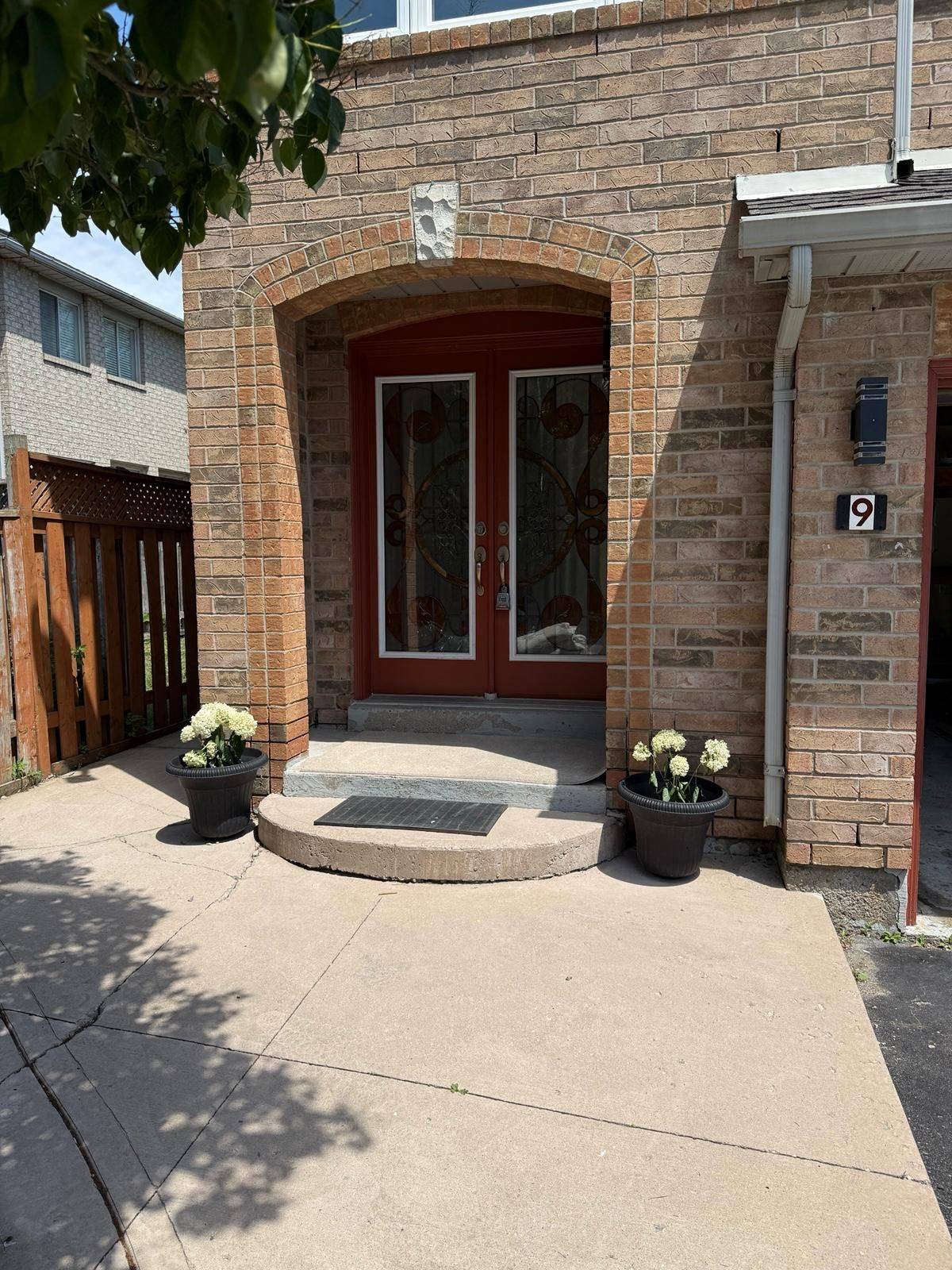 Brampton, ON L6X 4P5,9 Goldberry CT #22