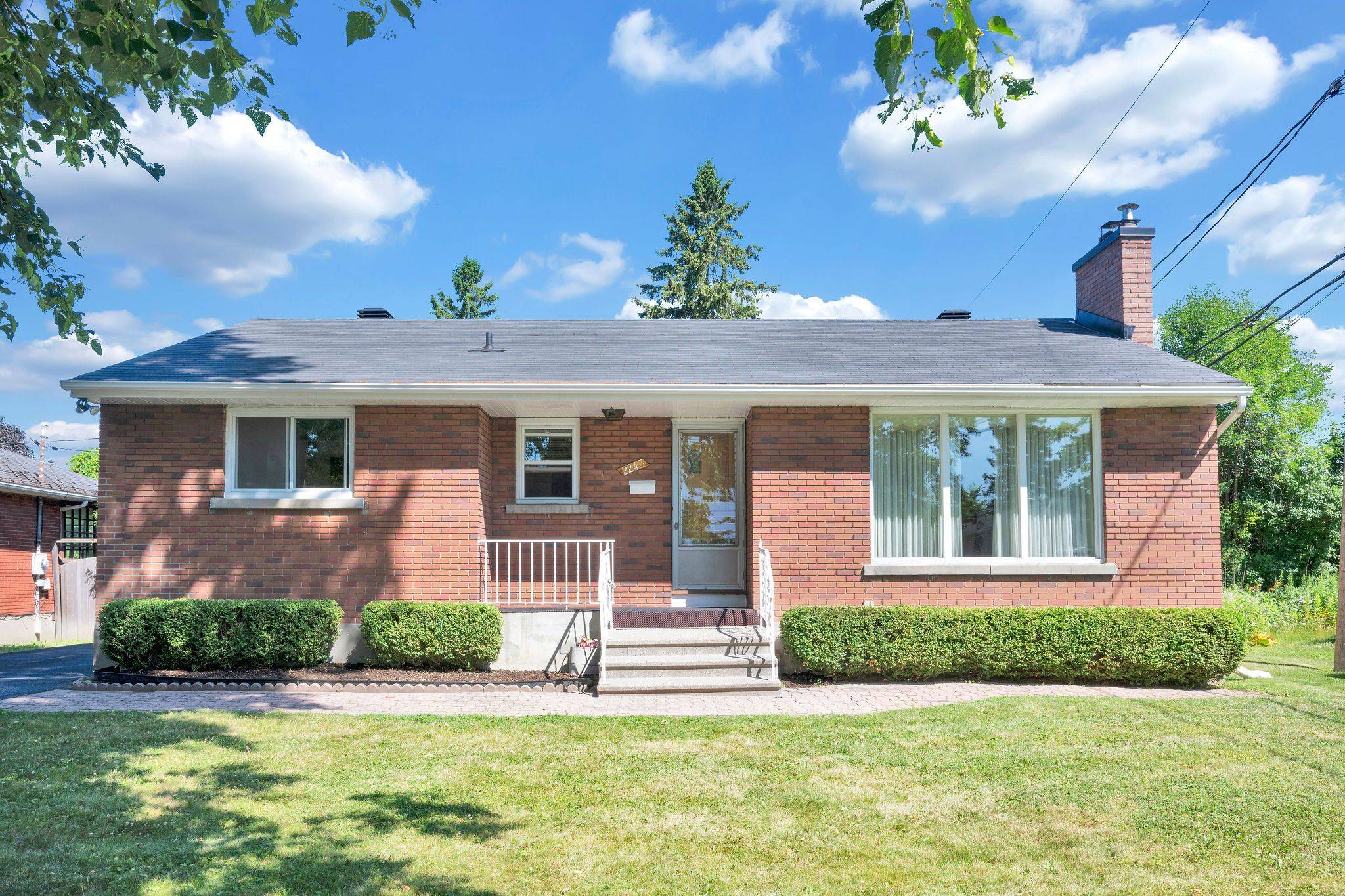 2243 Miramichi ST, Parkway Park - Queensway Terrace S And Area, ON K2C 0Z1