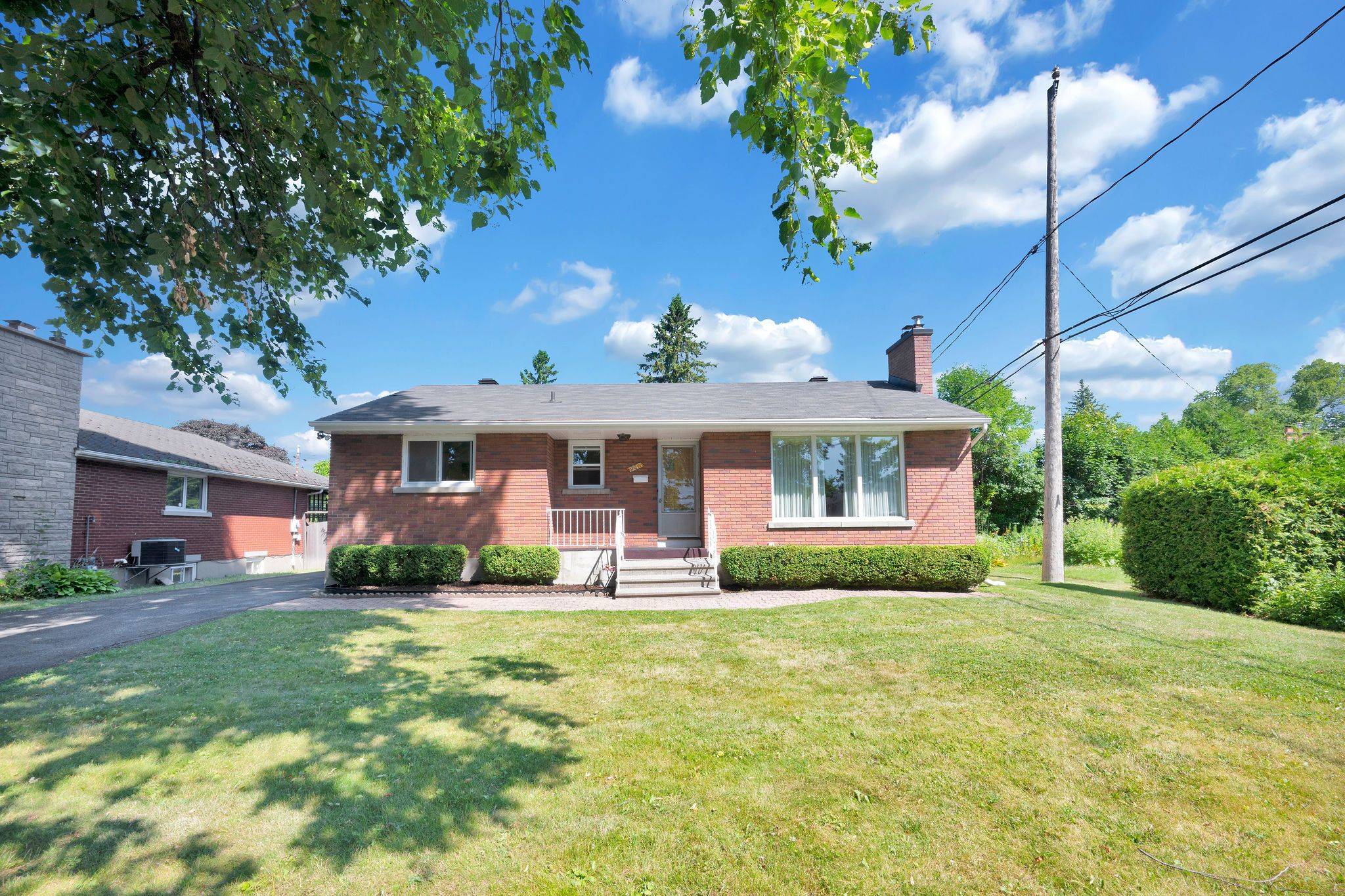 Parkway Park - Queensway Terrace S And Area, ON K2C 0Z1,2243 Miramichi ST