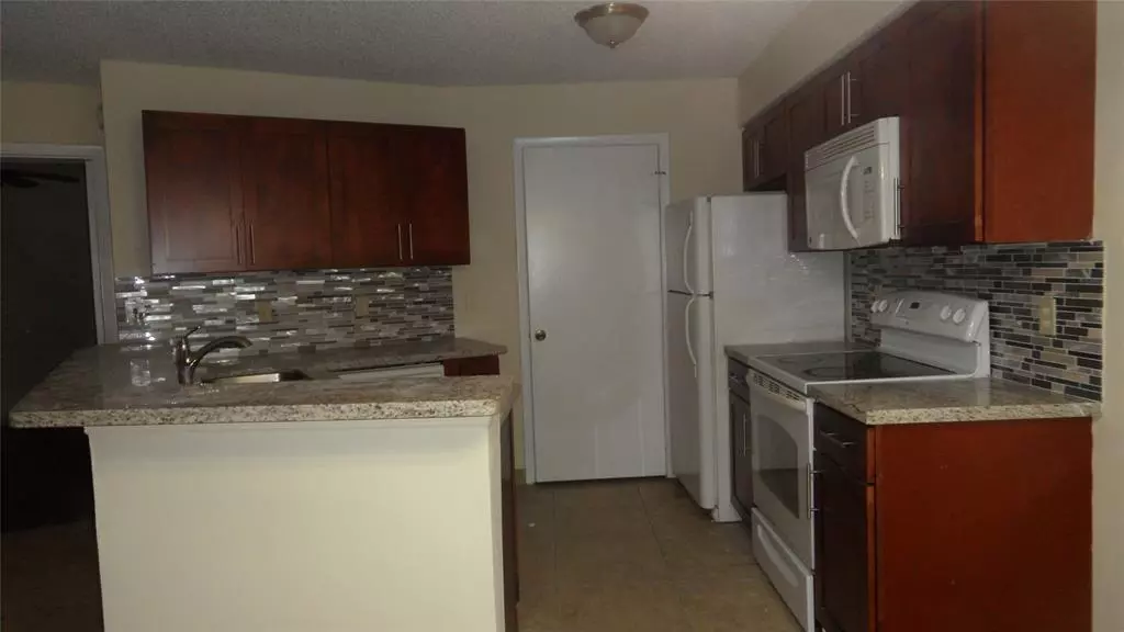 Sunrise, FL 33322,9999 Summerbreeze Dr #1007