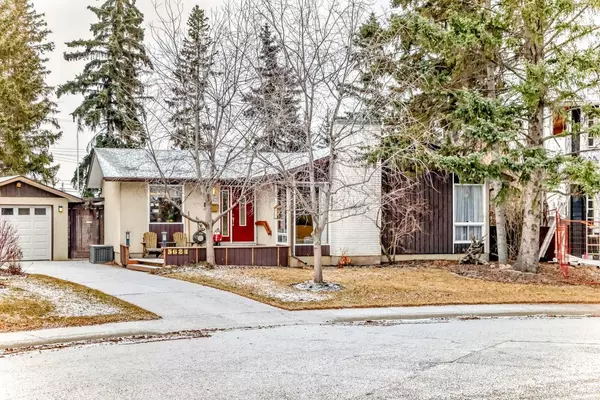 5624 Ladbrooke DR Southwest, Calgary, AB T3E 5X8
