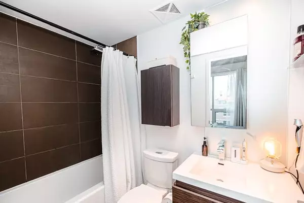 Toronto C01, ON M6K 3N3,1030 King ST W #813