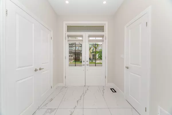 Oakville, ON L6H 0Y4,3304 Vernon Powell DR