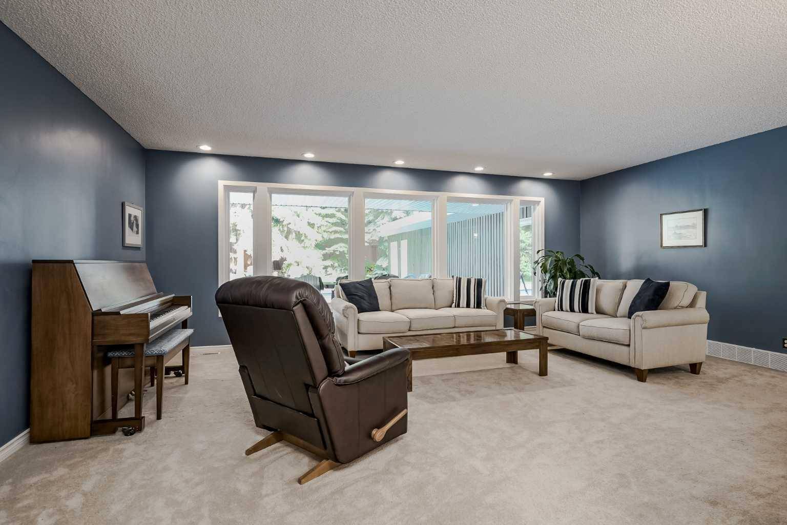 Calgary, AB T2N 4H5,2928 University PL Northwest