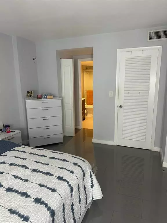 Miami, FL 33169,15600 NW 7th Ave #717