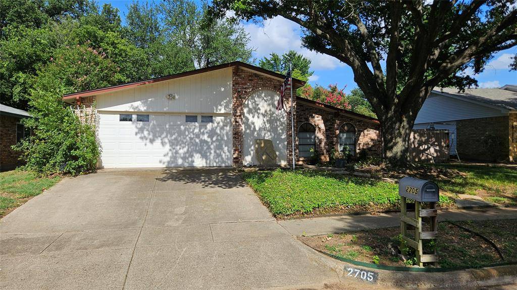 2705 Creekview Drive, Arlington, TX 76016