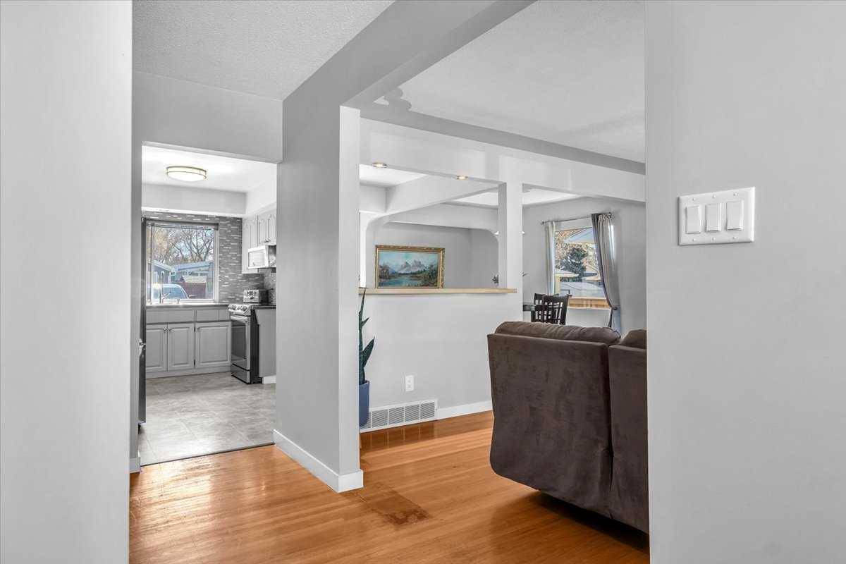 Calgary, AB T2L 1E7,4812 Carney RD NW