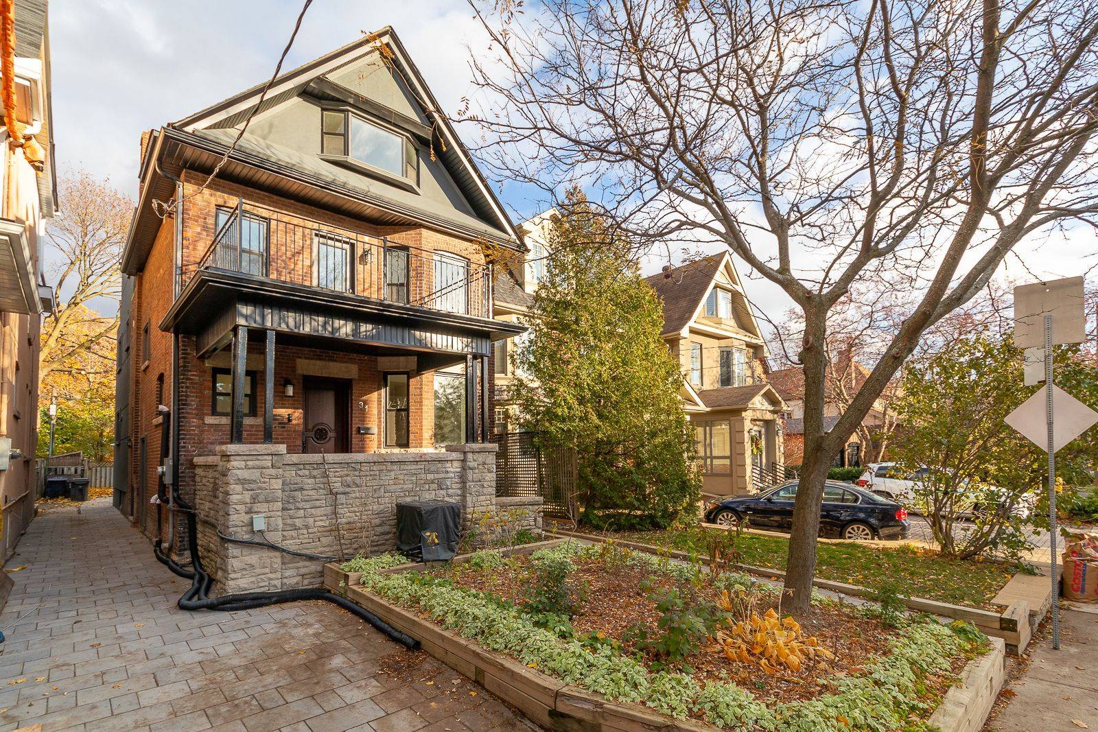 Toronto C02, ON M5R 3E5,31 Hilton AVE