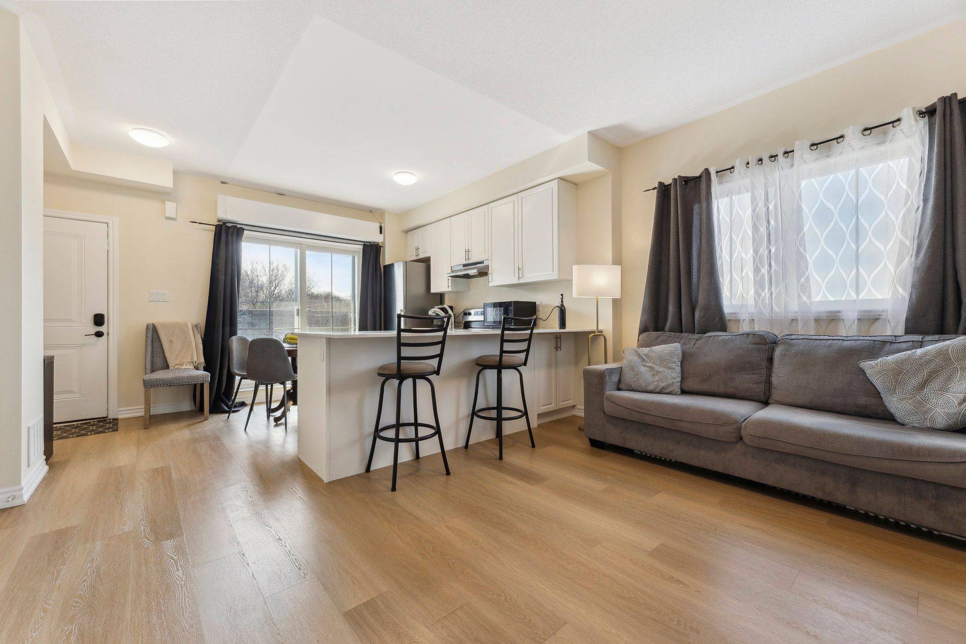 Oshawa, ON L1H 0B2,490 Beresford PATH #6