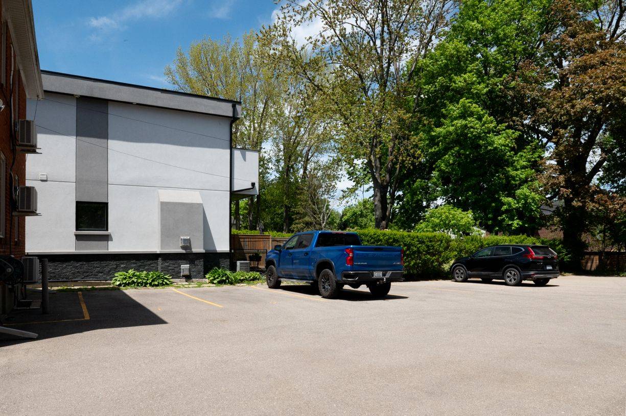 Mississauga, ON L5H 2S8,33 Broadview AVE #2