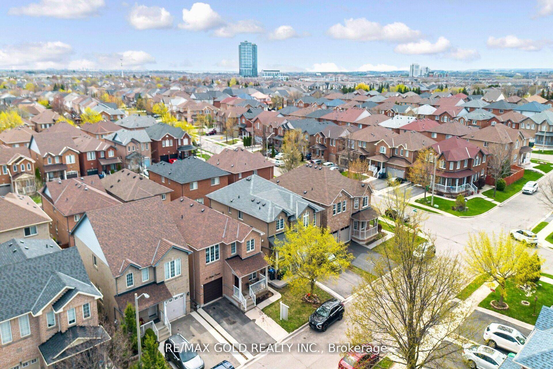 Brampton, ON L7A 2A9,36 Roxton CRES N