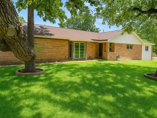 81 Regents Park, Bedford, TX 76022