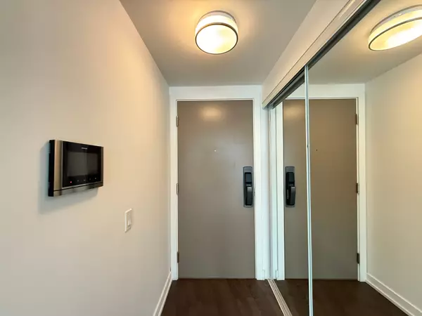 Toronto C01, ON M5J 0E1,10 York ST #2012