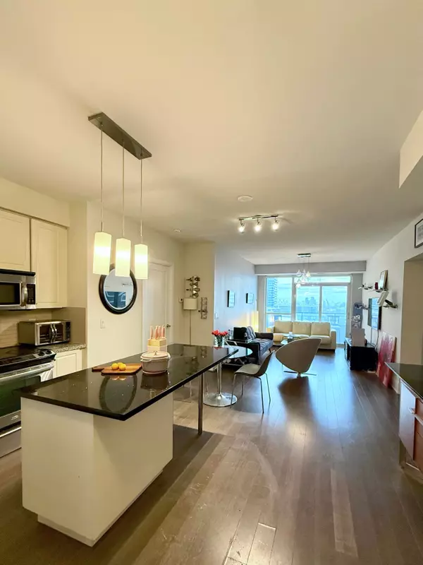 Toronto C10, ON M4P 1R2,70 Roehampton AVE #1613
