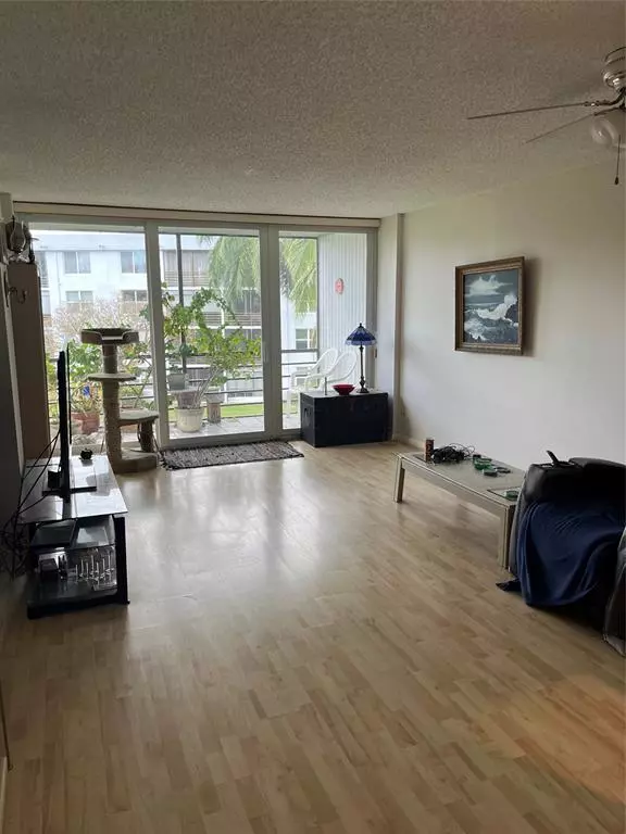 Oakland Park, FL 33309,114 Royal Park Dr #3E