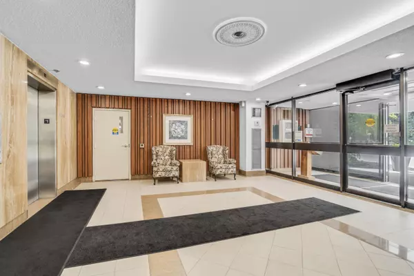 Mississauga, ON L5A 3X2,50 Elm DR E #910