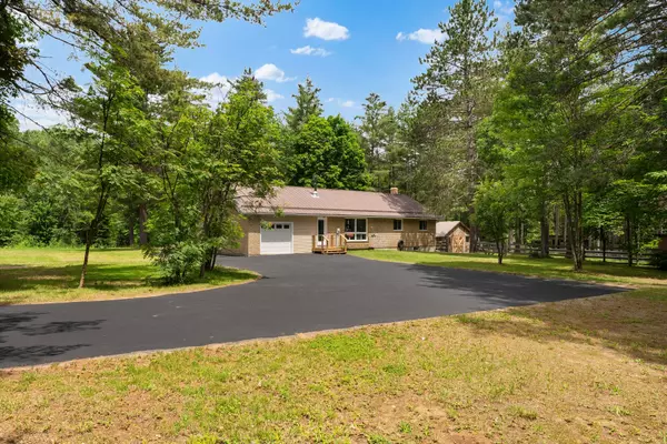 32 Papineau Lake RD, Hastings Highlands, ON K0L 2R0
