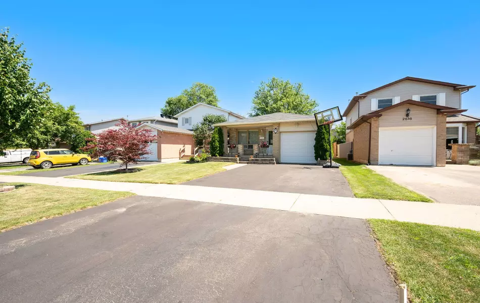 2438 Whittaker DR, Burlington, ON L7P 4R2