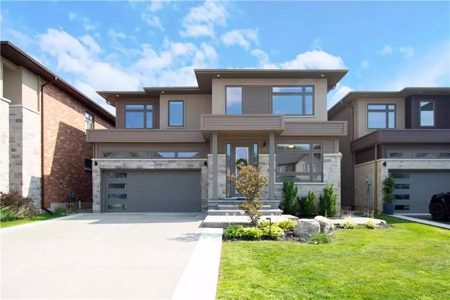 19 SECINARO AVE, Hamilton, ON L9G 0C6