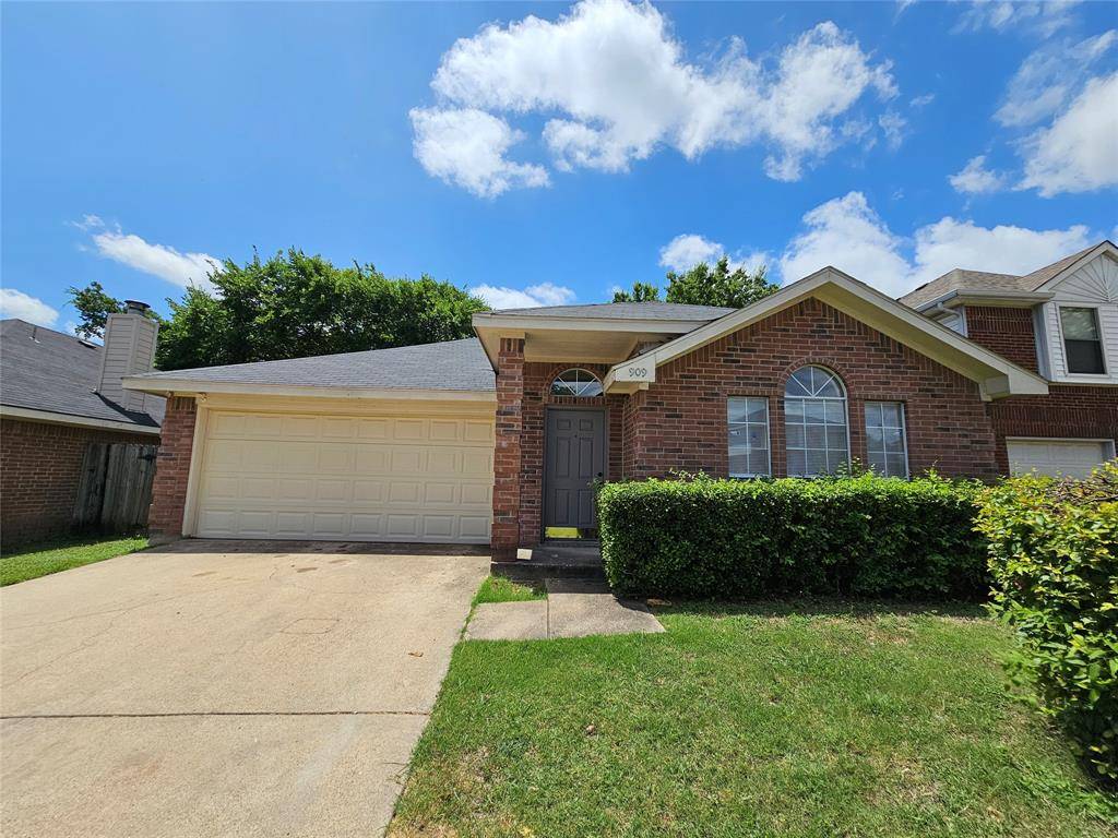 909 Simon Drive, Cedar Hill, TX 75104