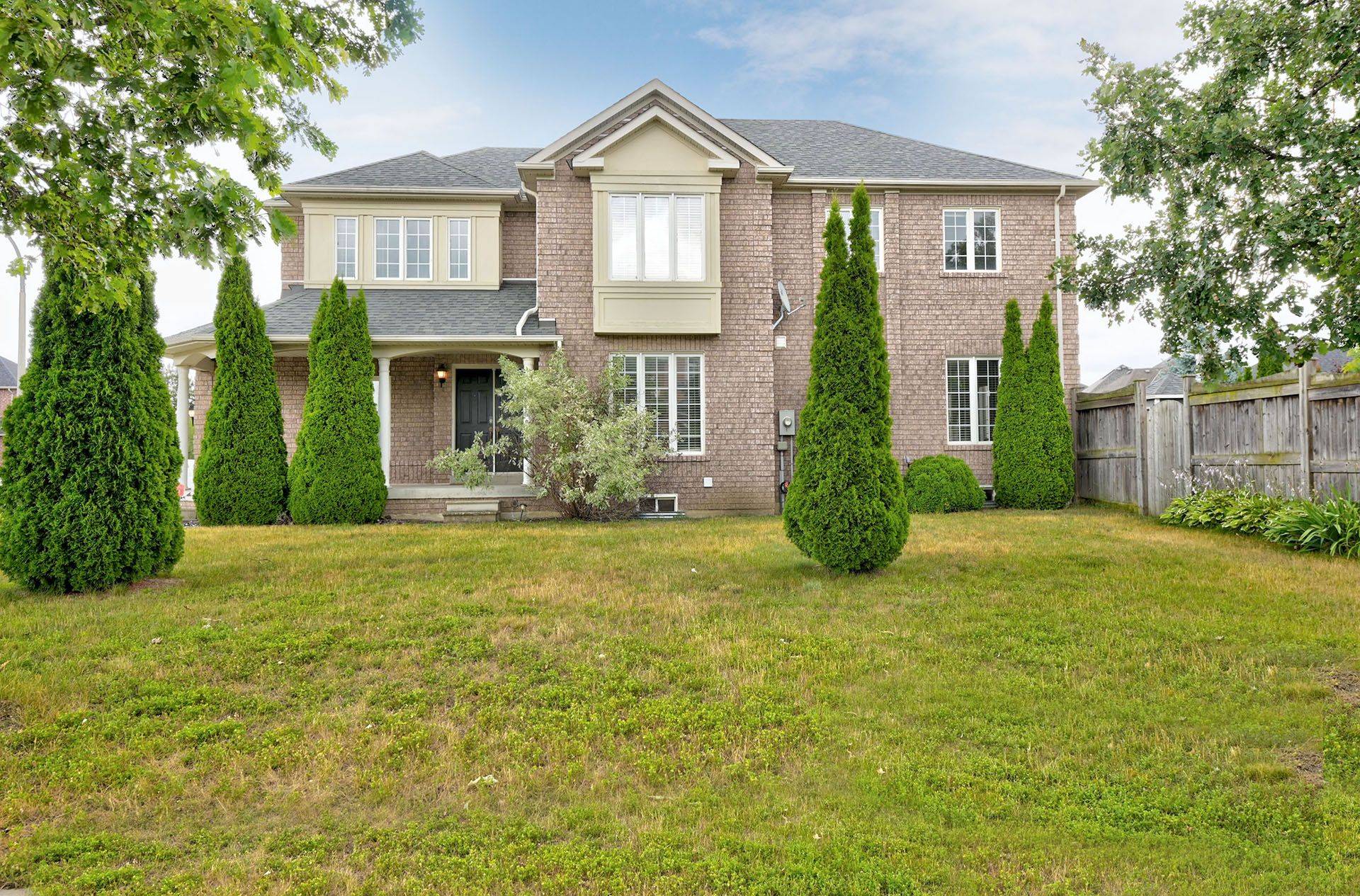 Whitby, ON L1R 3B7,33 Bugelli DR S