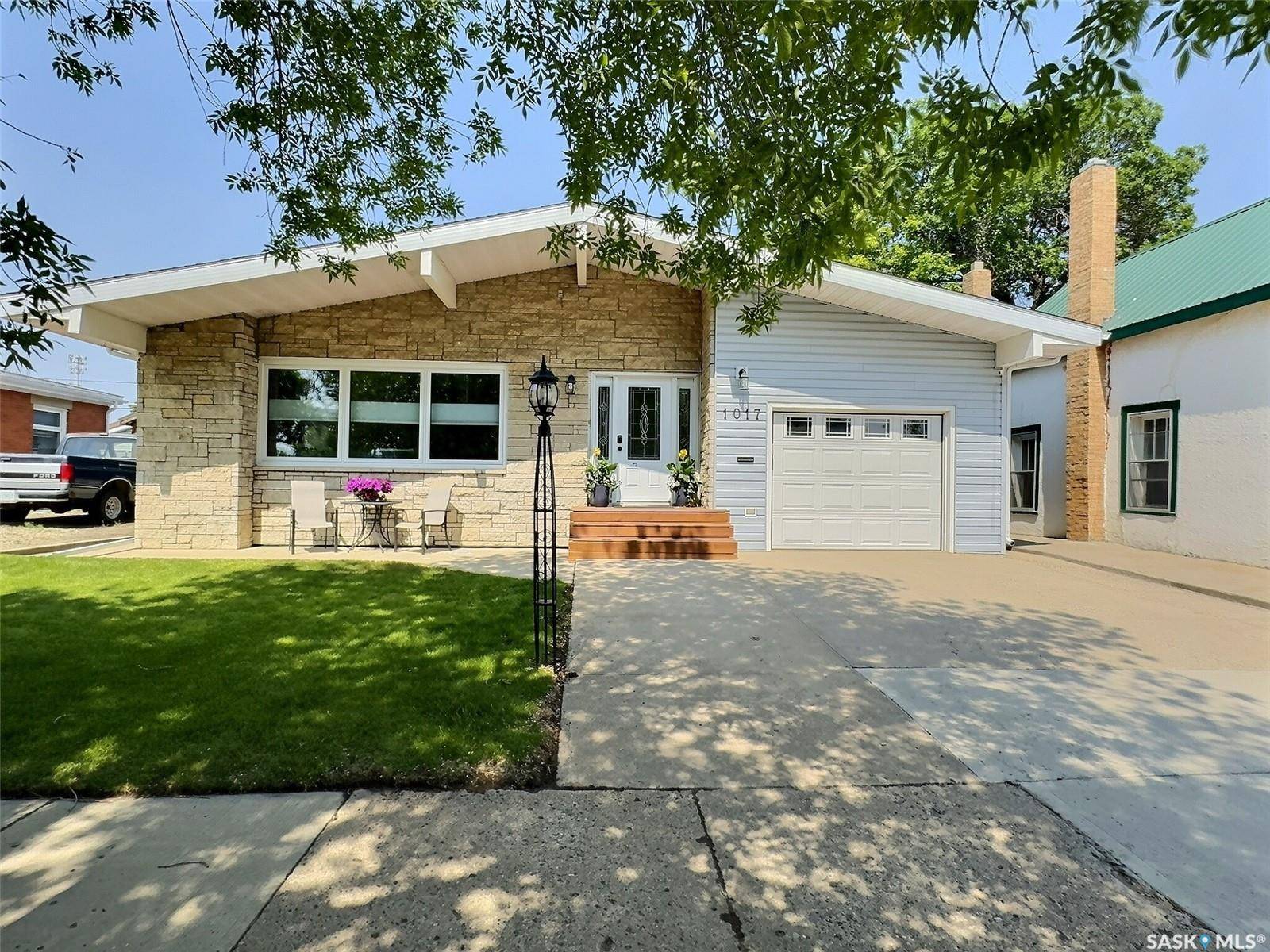 1017 2nd STREET, Estevan, SK S4A 0L6
