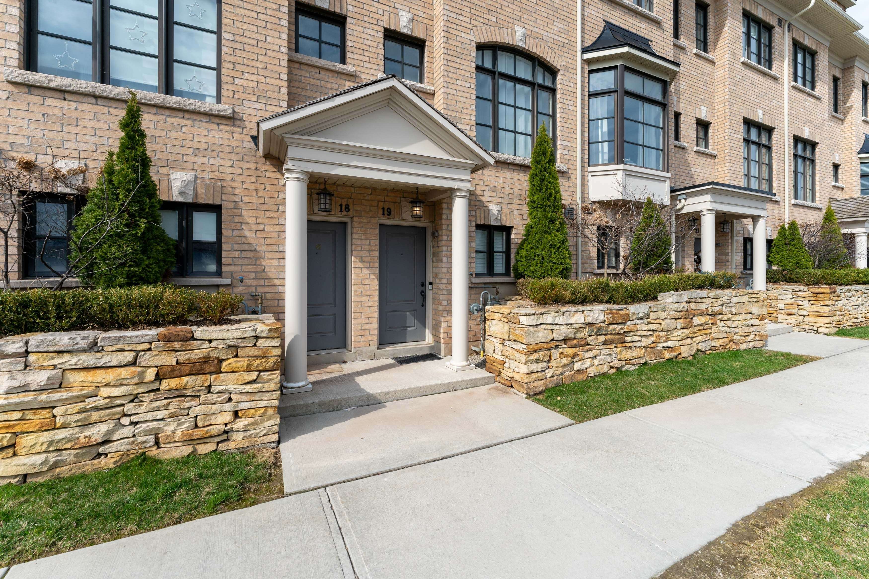 Oakville, ON L6H 7H2,2172 Trafalgar RD #19