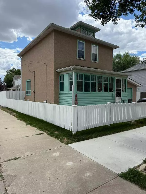 Medicine Hat, AB T1A 0H8,875 3 ST Southeast