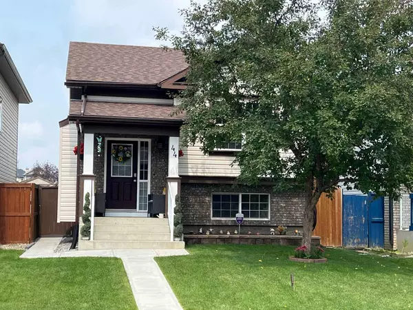 44 Covepark PL Northeast, Calgary, AB T3K 5Z8