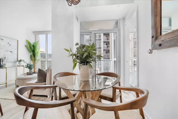 Toronto C02, ON M4W 0B1,1 Yorkville AVE #1402