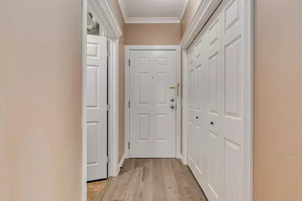 Okotoks, AB T1S1Z2,7 Lineham AVE #204