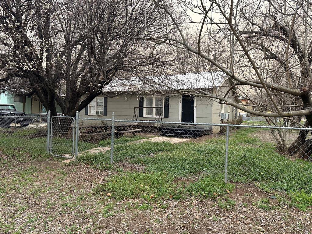 209 2nd Street,  Glen Rose,  TX 76043