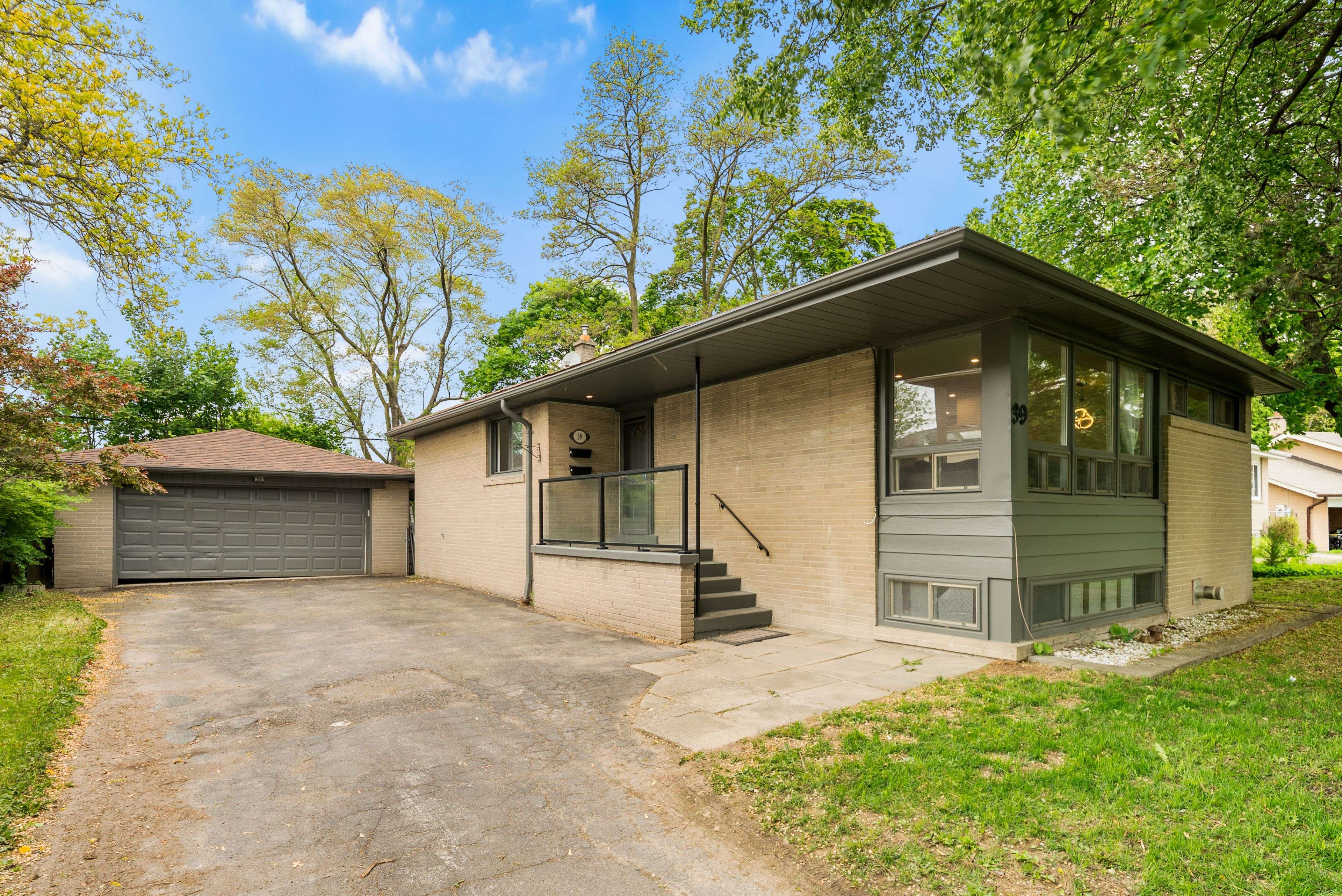 39 Treadgold CRES, Toronto C13, ON M3A 1X1