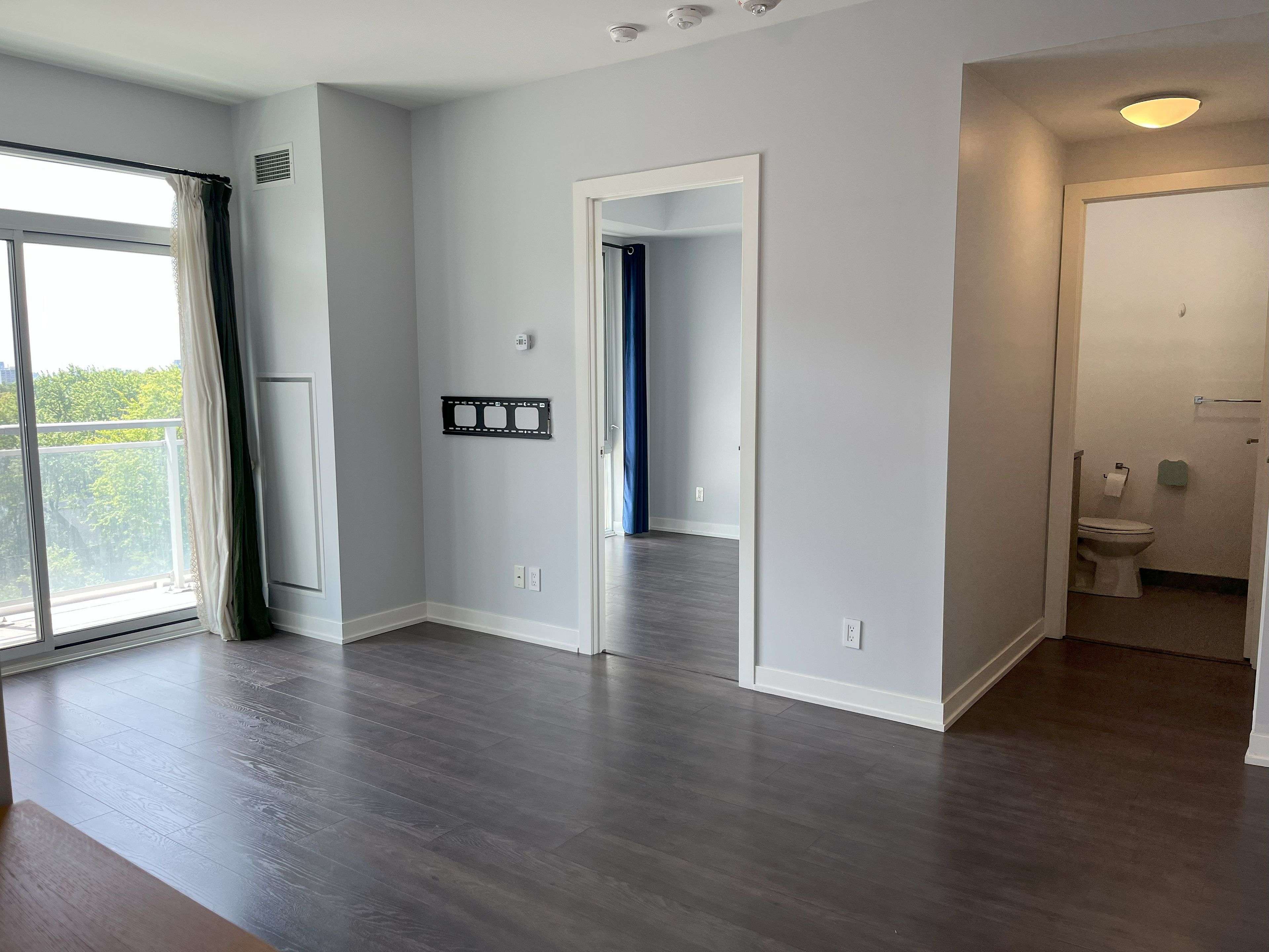 Toronto C02, ON M4V 0A5,223 St Clair AVE W #815