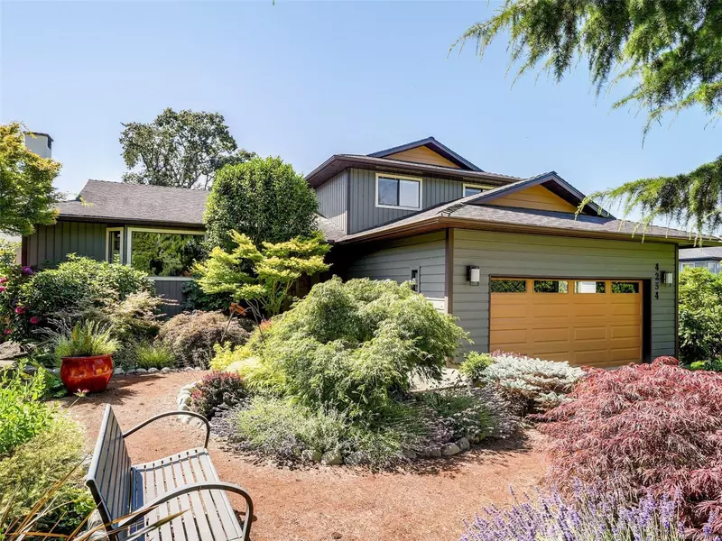 4234 Panorama Dr, Saanich, BC V8X 2M7