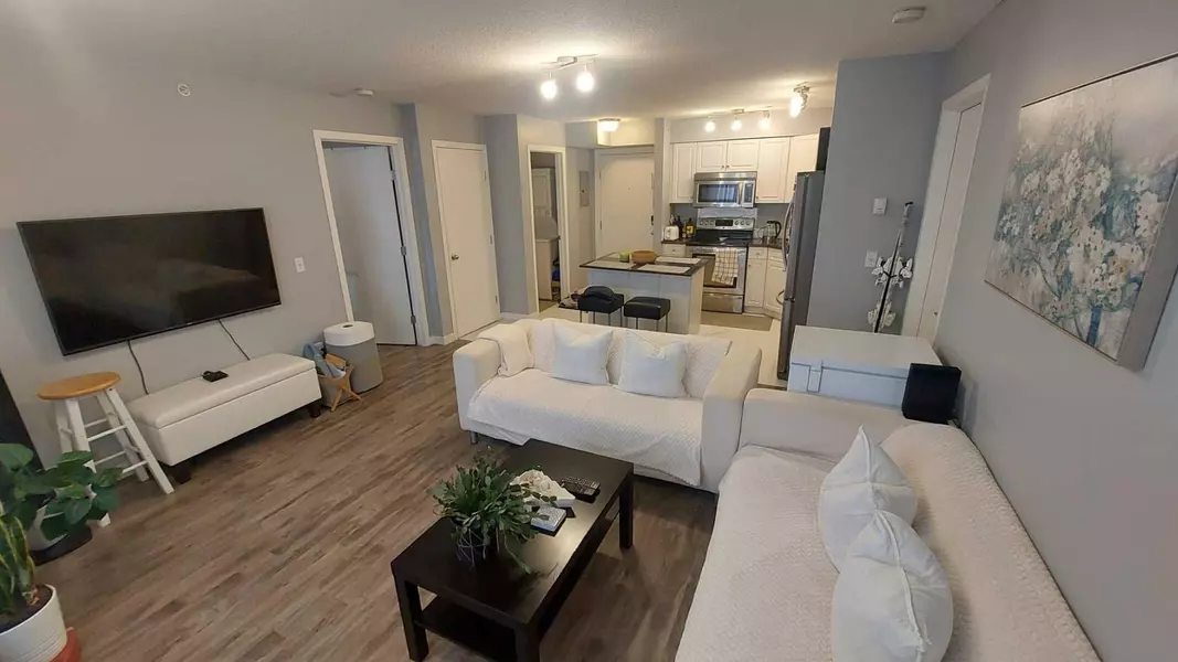 2000 applevillage CT SE #402, Calgary, AB T2A 7Z4