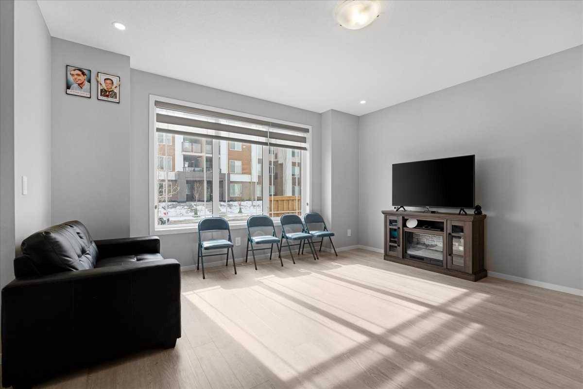 Calgary, AB T2X4X6,93 Yorkville TER SW