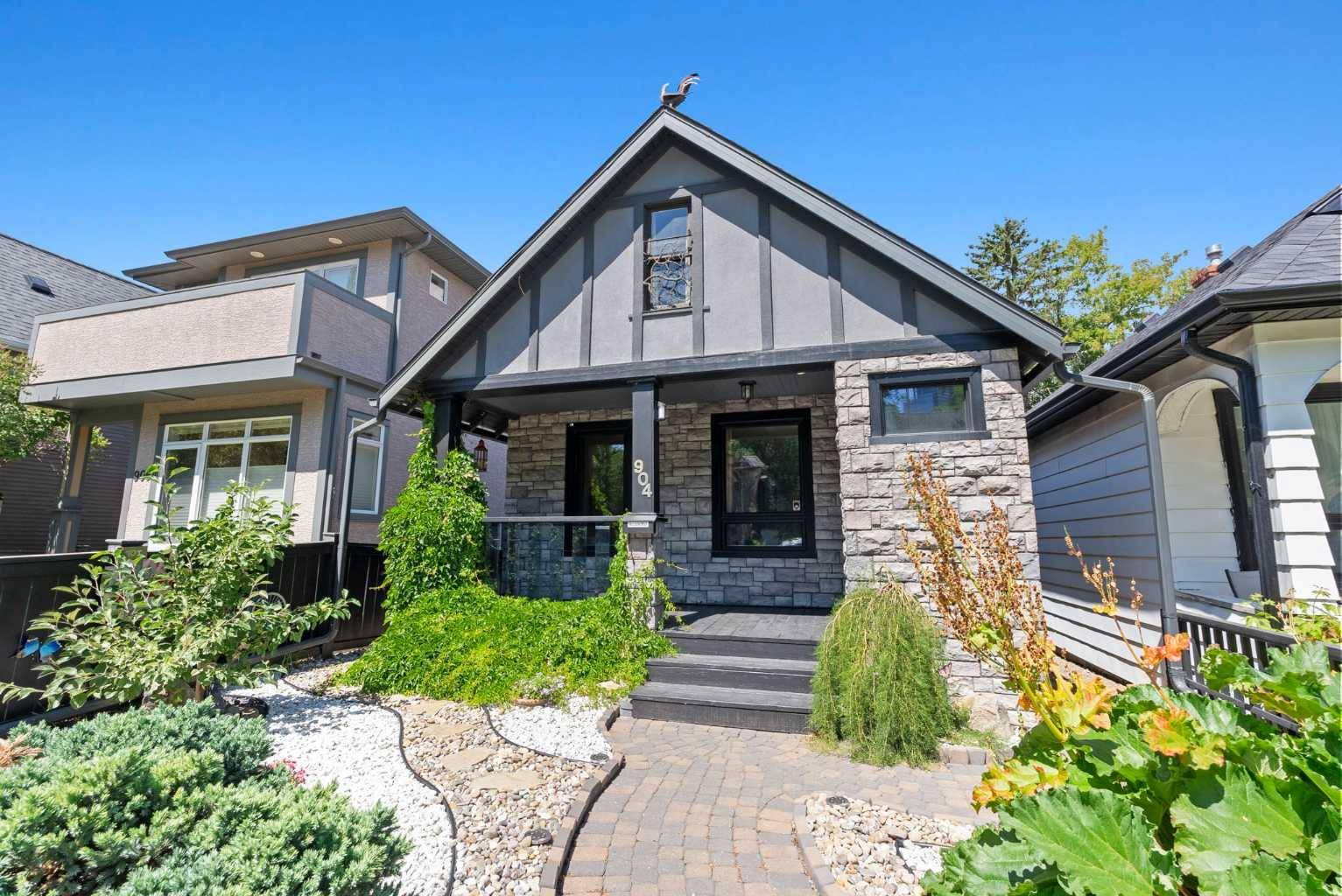 Calgary, AB T2N0A5,904 1 AVE NW