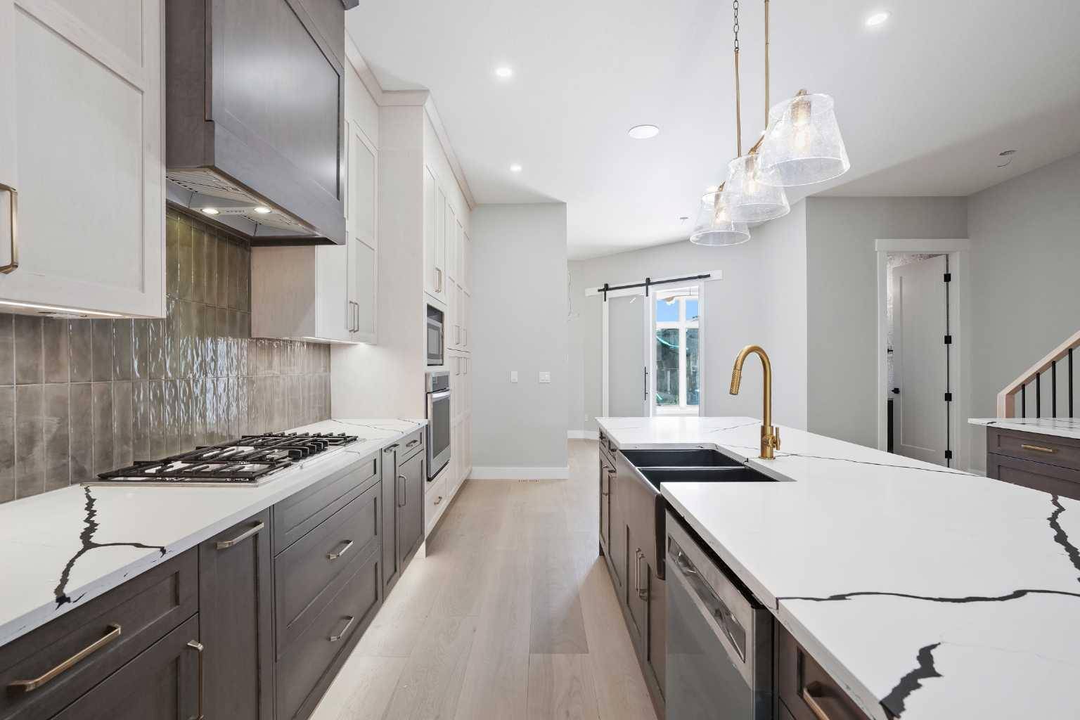 Calgary, AB T3C 1L4,1413 27 ST SW