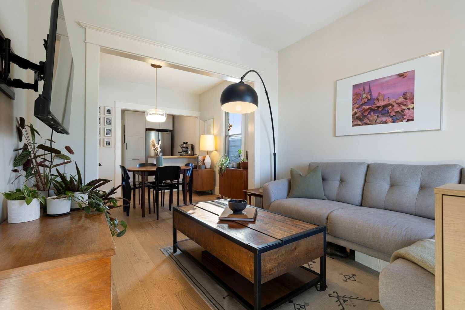 Calgary, AB T2M0T4,317 18 AVE NW