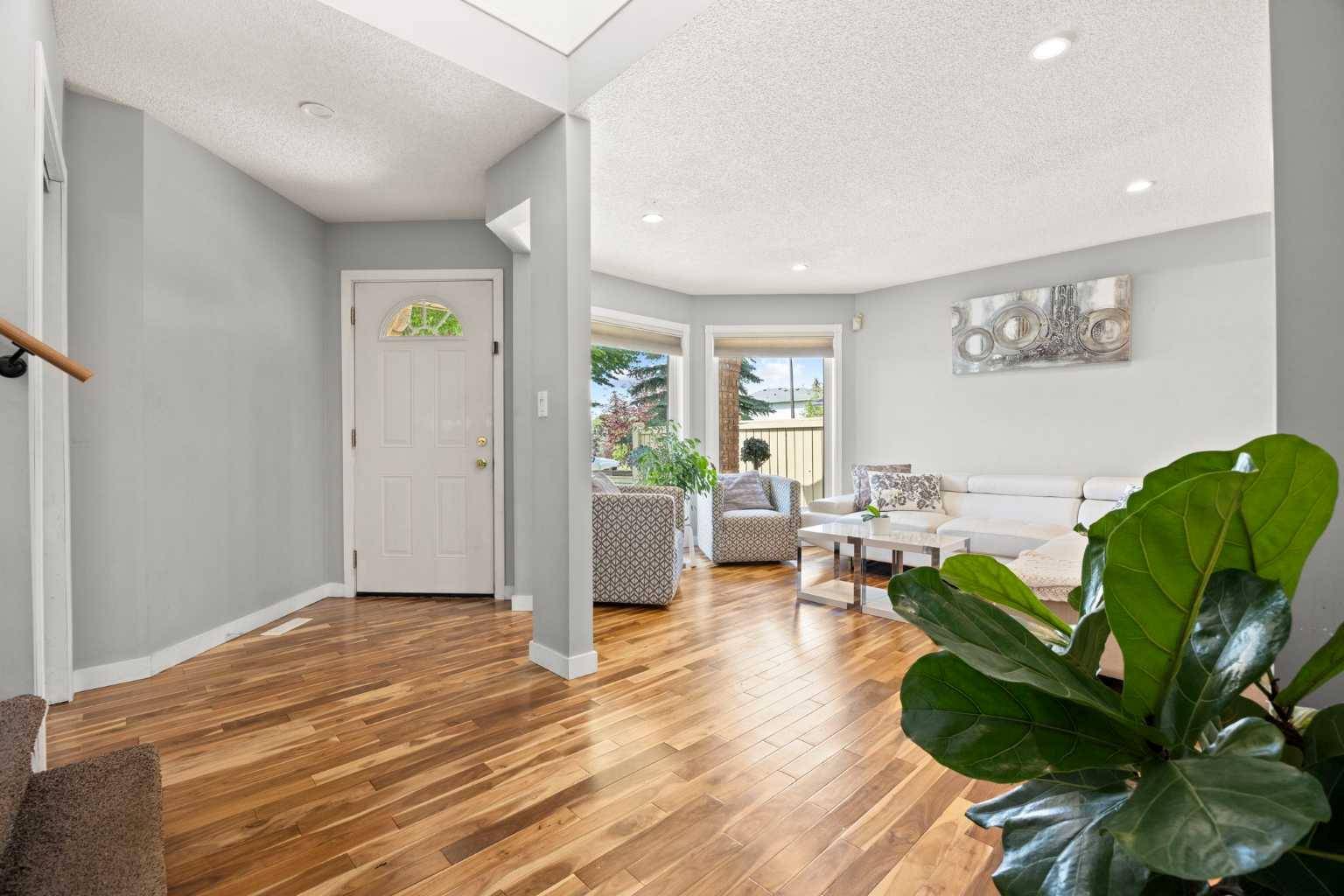 Calgary, AB T3G3C3,139 Hawkville Close NW