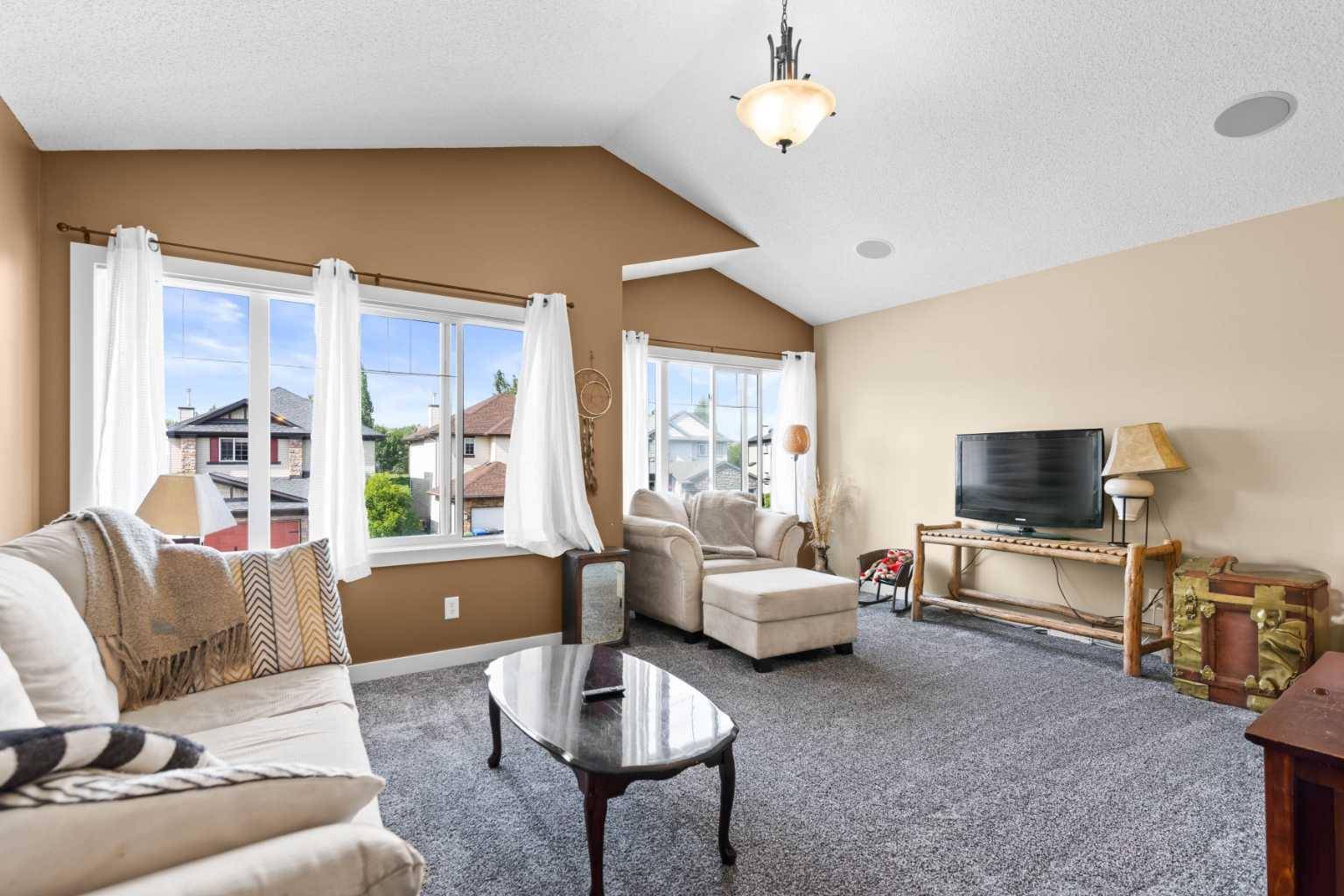 Okotoks, AB T1S2N4,212 Crystal Green PL